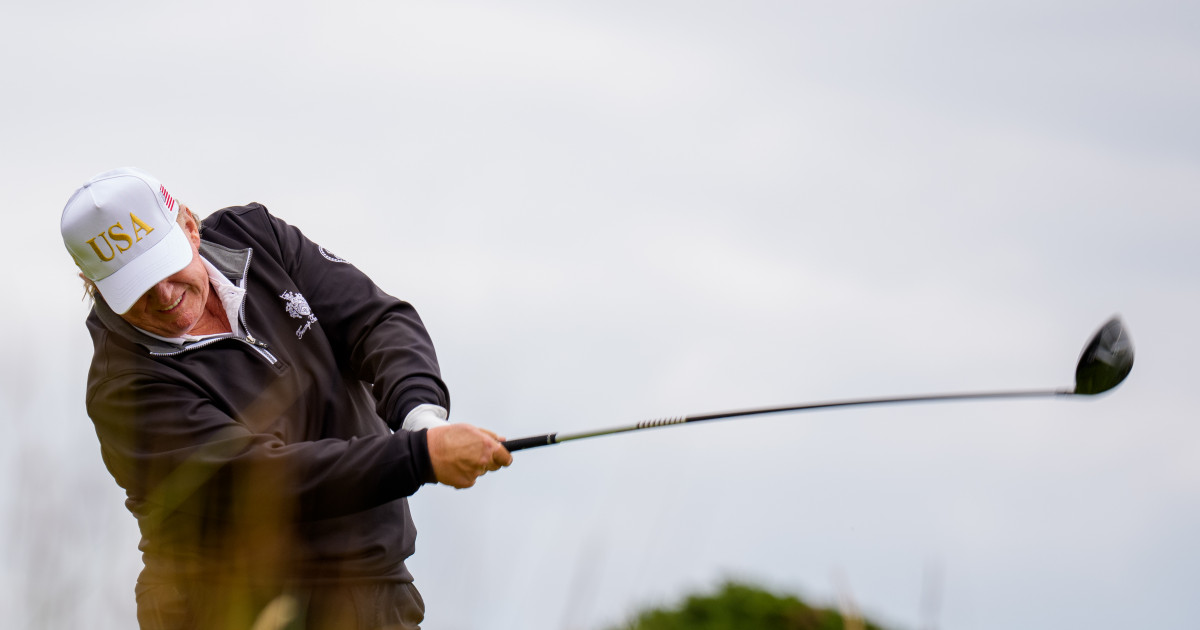 În aprilie 2025, fostul președinte american, DONALD Trump, a implementat un set amplu de tarife vamale, pe care le-a denumit „ziua eliberării”