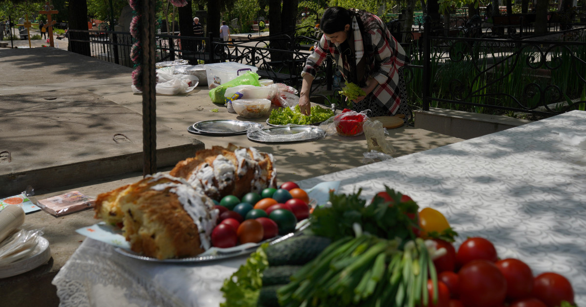 Paștele Blajinilor 2026: Tradiții străvechi pentru sufletele celor plecați din România