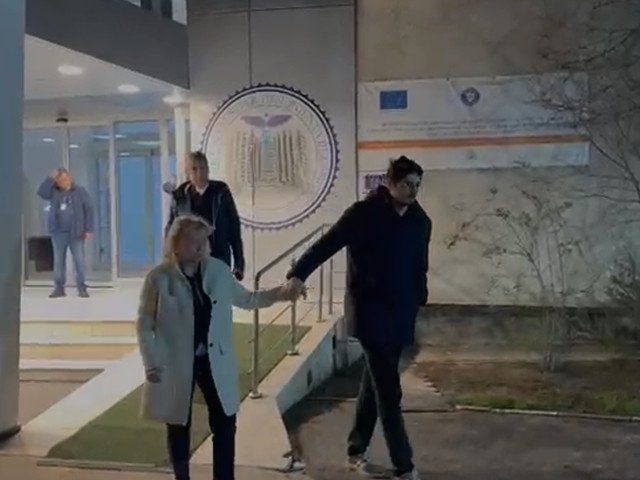 La orele serii, mai exact la miezul nopții, ANTRENORUL RĂZVAN Lucescu a fost surprins ajungând la spitalul din București unde este internat tatăl său, MIRCEA Lucescu