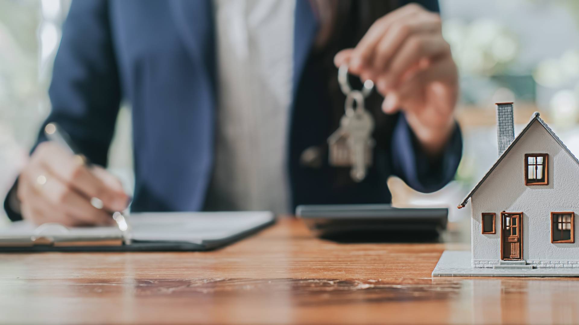 Ghid practic: Cum să nu te păcălești când cumperi un apartament, indiferent de vechime Cumpărarea unei locuințe este o decizie importantă, iar verificarea atentă a apartamentului înainte de achiziție poate face diferența între o investiție reușită și o experiență neplăcută
