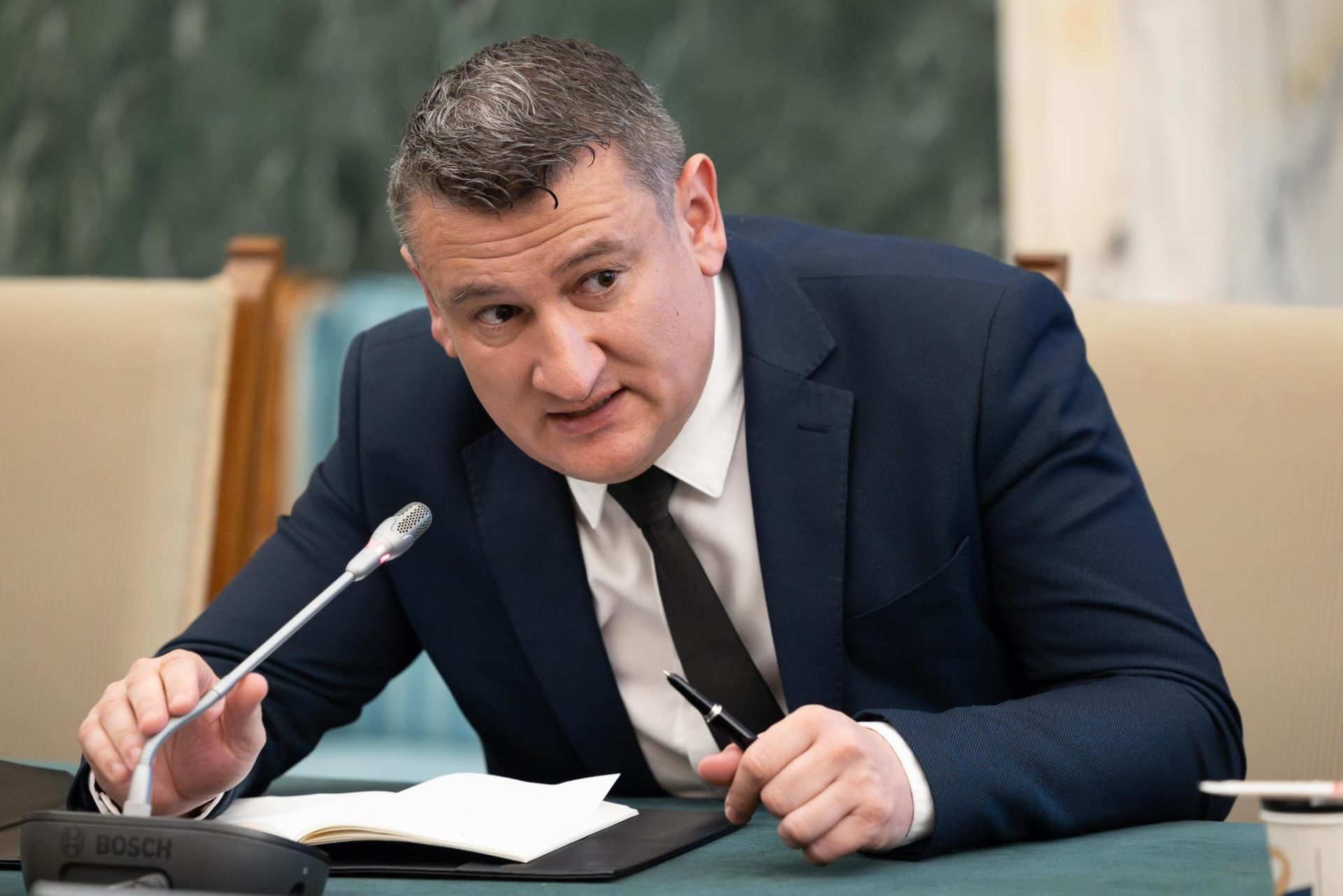 O anchetă internă la Agenția Națională de Cadastru și Publicitate Imobiliară (ANCPI) a scos la iveală, cel puțin aparent, o tentativă de mușamalizare a neregulilor dintr-o licitație de peste 3 milioane de lei pentru reabilitarea sediului Oficiului de Cadastru și Publicitate Imobiliară (OCPI) Sibiu