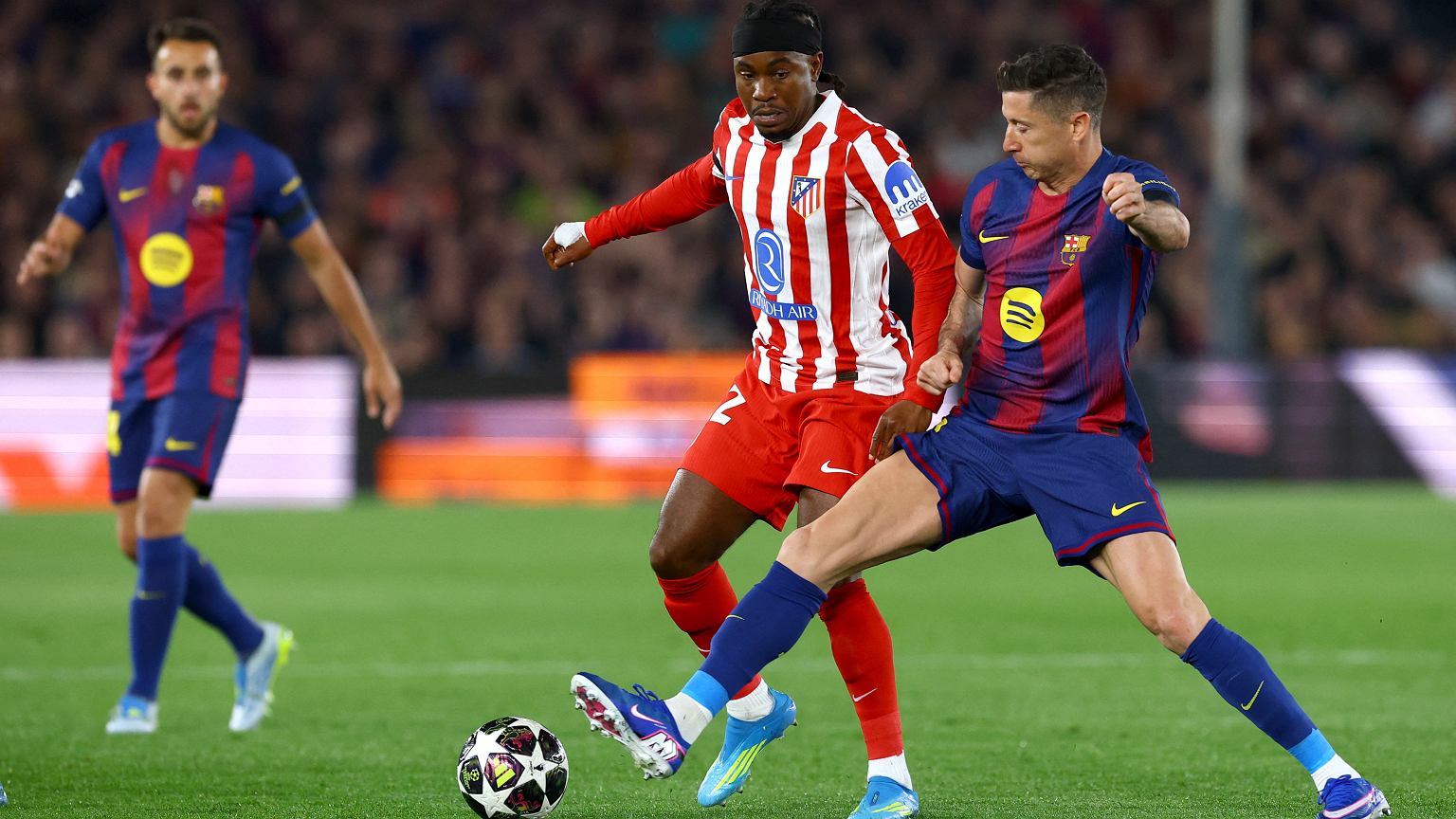 Robert Lewandowski, sub lupa presei spaniole, după o primă repriză modestă Atacantul polonez Robert Lewandowski a avut parte de o primă repriză dificilă în meciul FC Barcelona – Atletico Madrid, fiind marcat îndeaproape de apărătorii adverși