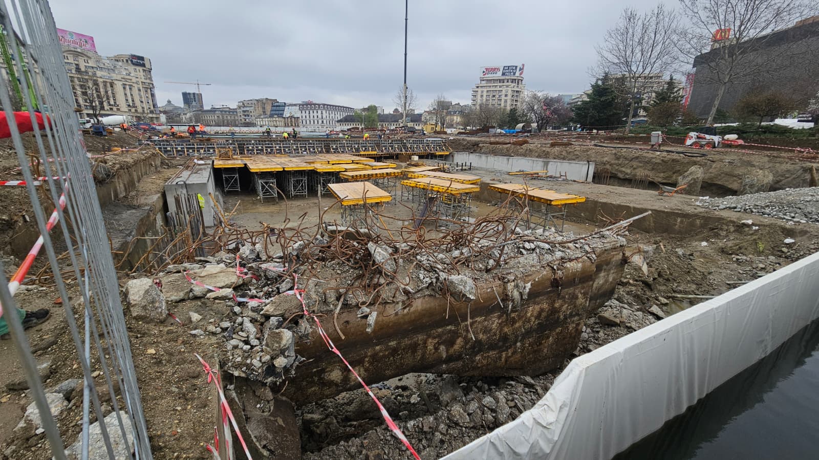 Lucrările de la planșeul UNIIRII se scumpesc cu 27%, costurile ajungând la 191 de milioane de euro Lucrările de regenerare a spațiilor publice din zona Pasajului UNIRII, de la planșeul de acoperire a râului DÂMBOVIȚA din PIAȚA UNIRII, se vor scumpi