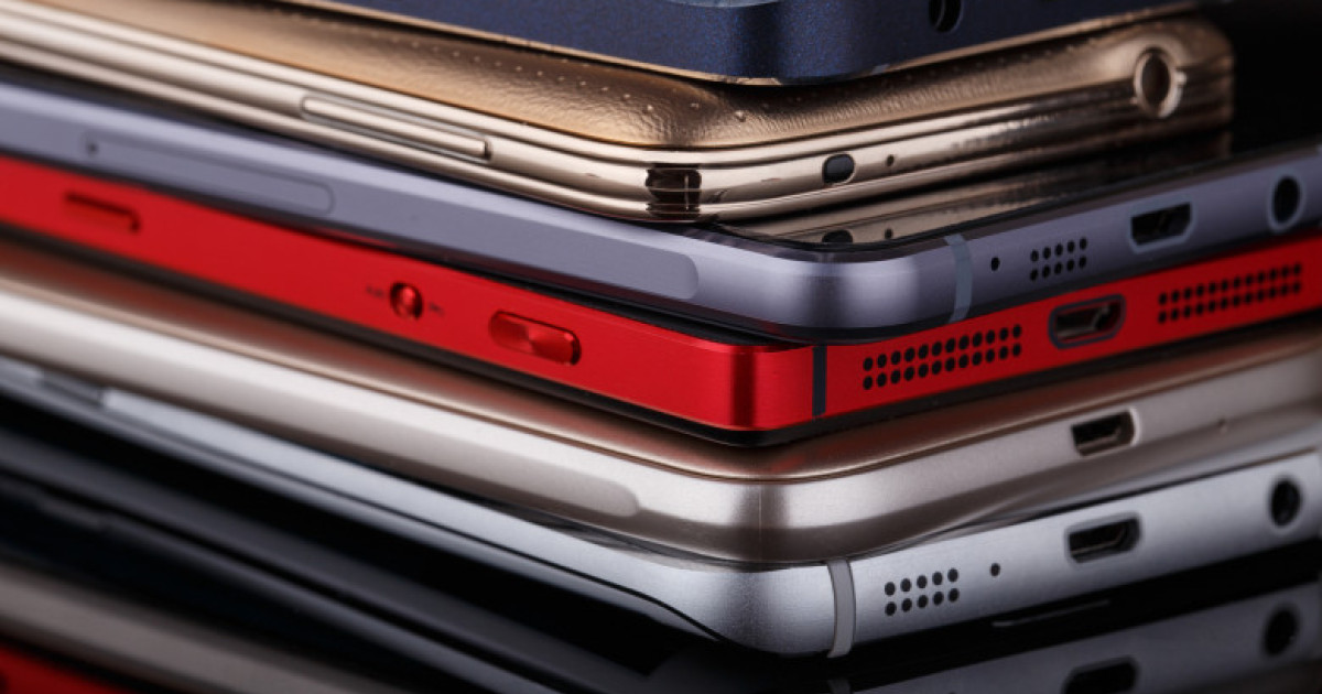 Primăria cu 10 angajați, abonamente telefonice de lux: 38 de contracte