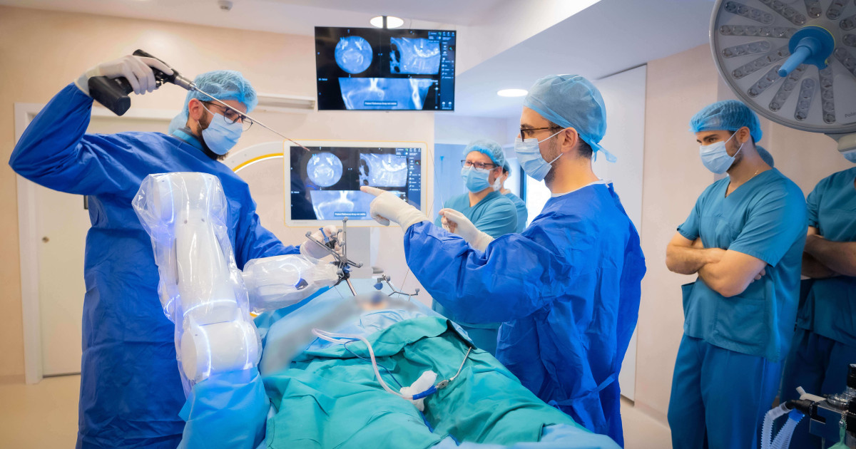 Robotul salvează o femeie: Operație spectaculoasă la Cluj, cu precizie milimetrică