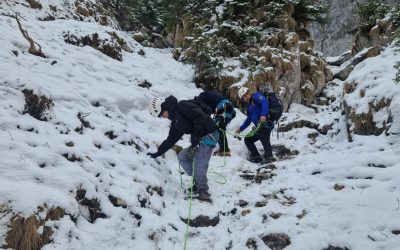 Doi turiști salvați în Piatra Craiului: Gheața a blocat traseul, jandarmii au intervenit