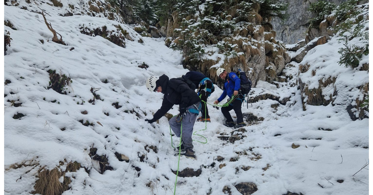 Doi turiști salvați în Piatra Craiului: Gheața a blocat traseul, jandarmii au intervenit