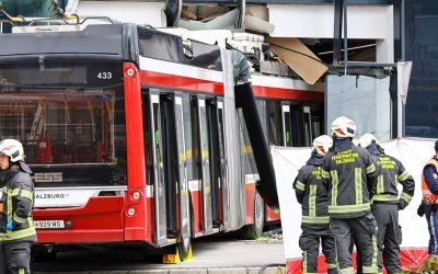 Accident grav în Salzburg: Un mort și răniți după ce troleibuz a intrat în supermarket