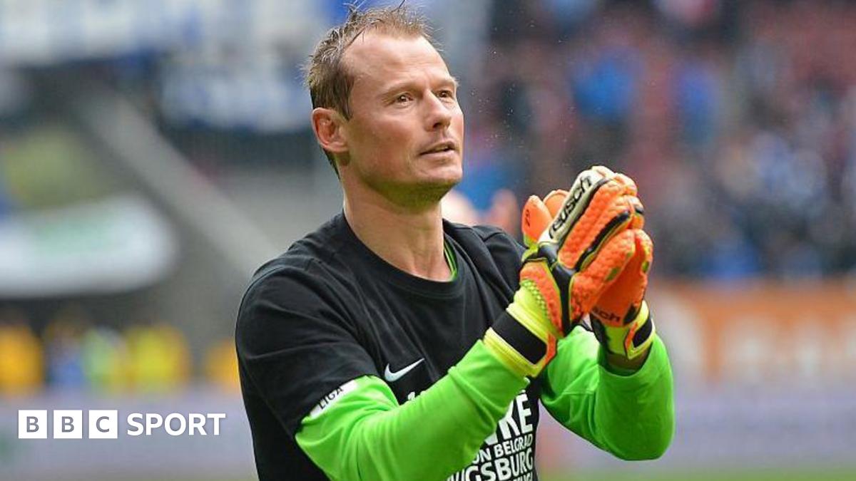 Alex Manninger claps his hands