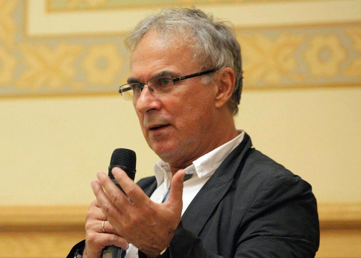 Academia Română va cere Ministerului Educației modificarea legislației pentru a sancționa profesorii coordonatori de doctorate în cazul plagiatelor, alături de studenții lor