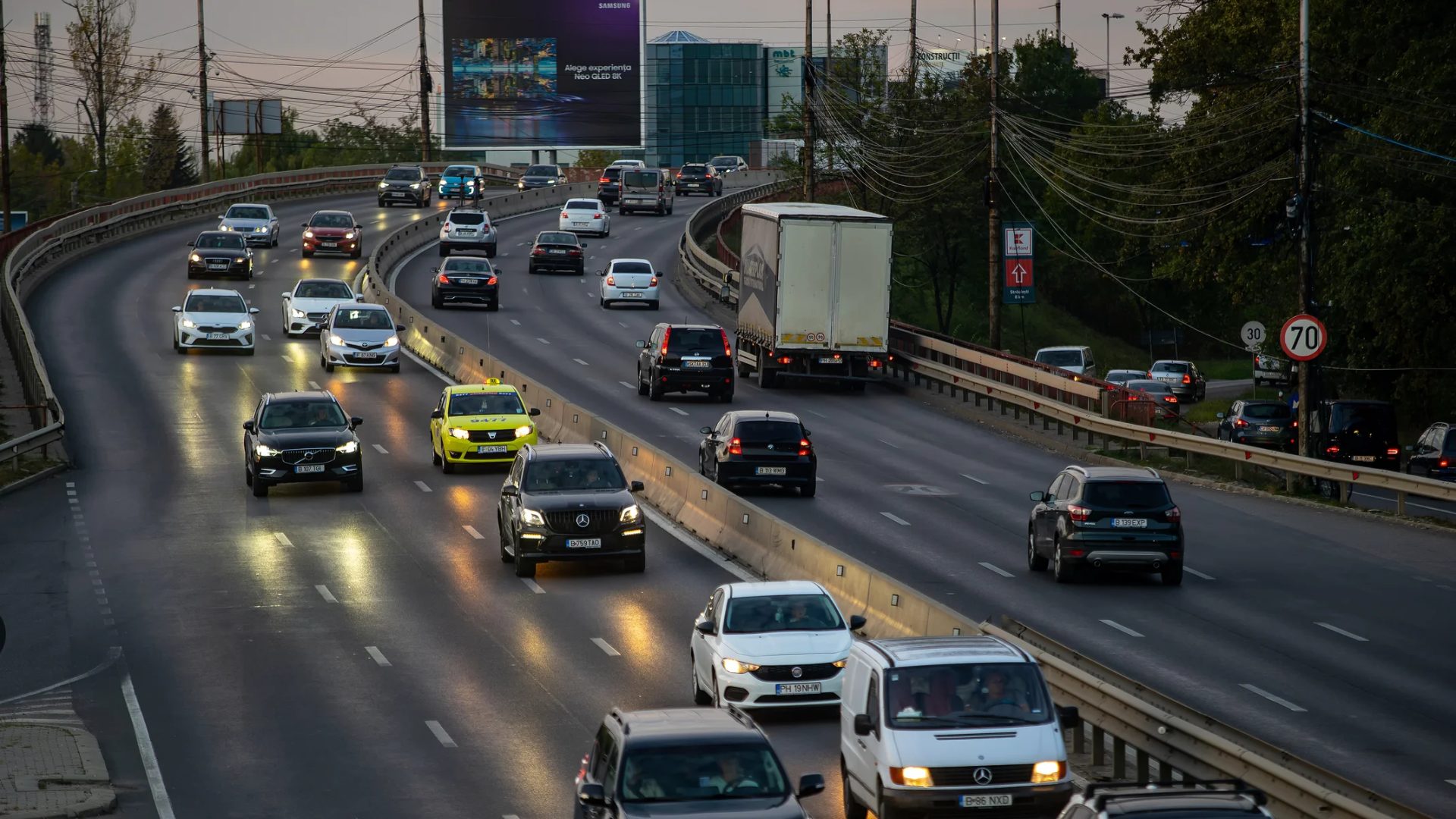 Taxele Mici de Înmatriculare Ascund Costuri Mari pentru Șoferi Costurile asociate cu deținerea unei mașini în România merg mult dincolo de taxele inițiale de înmatriculare