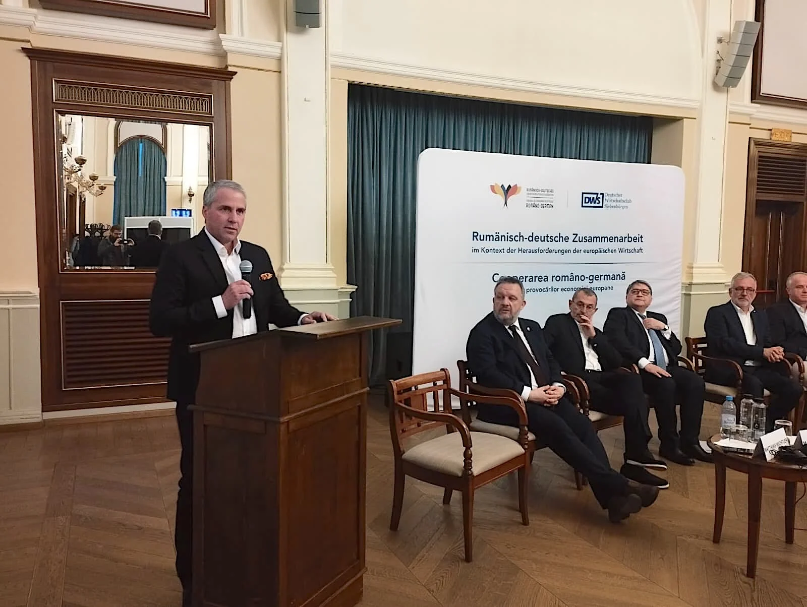 Directorii Aumovio și Bosch critică instabilitatea economică și birocrația la Sibiu Directorii celor mai importanți investitori germani din Transilvania au criticat instabilitatea economică, deciziile politice și reglementările europene, dar și birocrația care blochează transporturile