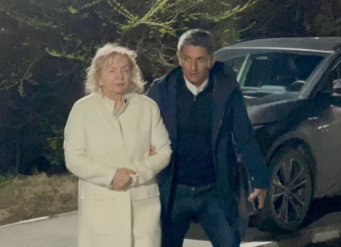 Jurnalista Ioana Mihalcea ridică semnalul de alarmă: Unde se termină informarea publicului și unde începe exploatarea durerii? București – Imaginea emoționantă a lui Răzvan Lucescu, surprins de camerele de filmat la sosirea de urgență în Capitală, a stârnit o dezbatere aprinsă în spațiul public