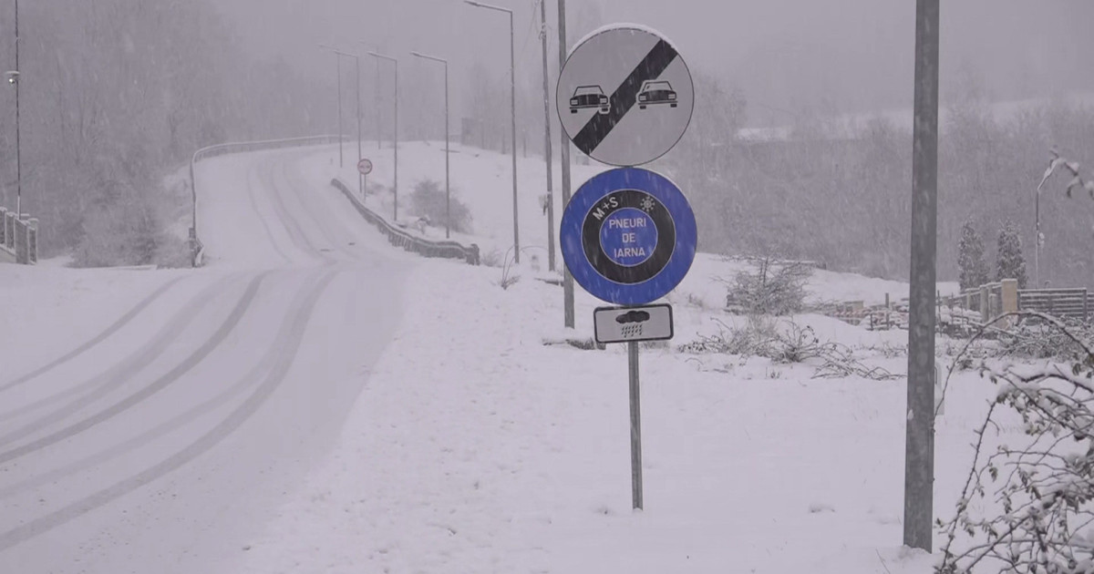 Deszăpezire intensă pe Transalpina: Drumarii intervin pe sectorul Rânca-Obârșia Lotrului