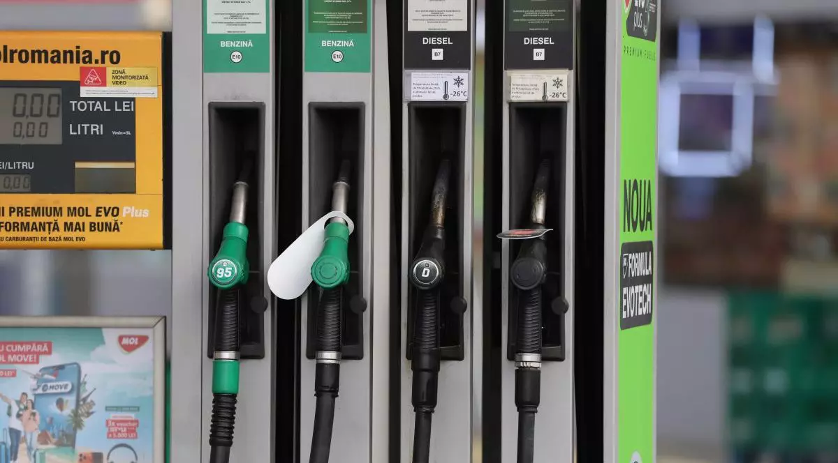 Motorina, mai ieftină de marți: Guvernul reduce accizele, dar prețurile la benzină rămân neschimbate Bucureștenii și șoferii din toată țara vor simți o ușurare la pompă începând de marți, 7 aprilie