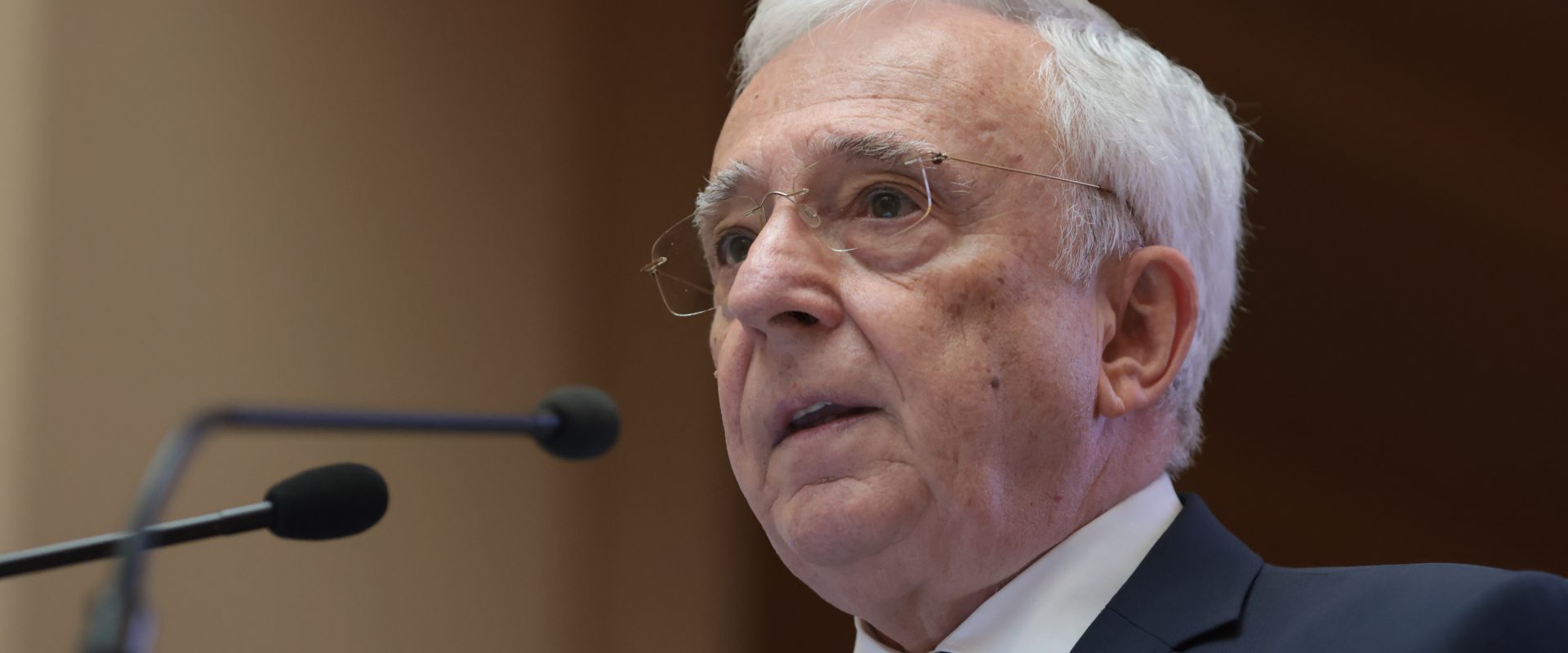 Isărescu, acuzații grave: Limbajul BNR, „păsărească” pentru români! Securitate națională în joc