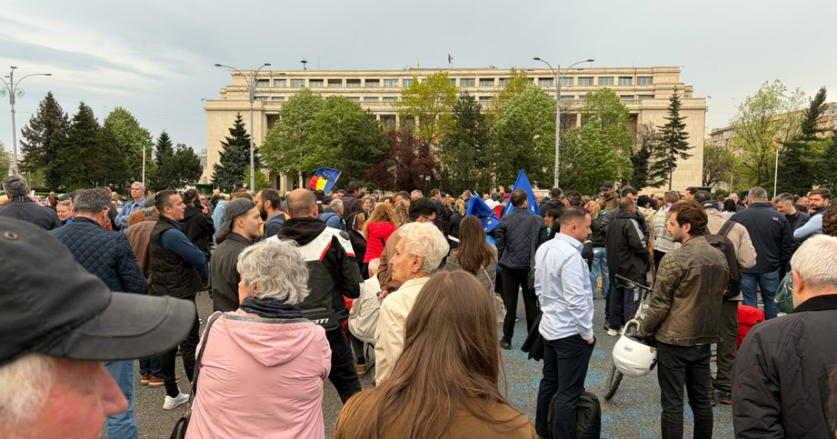 Miting uriaș în Piața Victoriei: Românii, alături de premierul Ilie Bolojan
