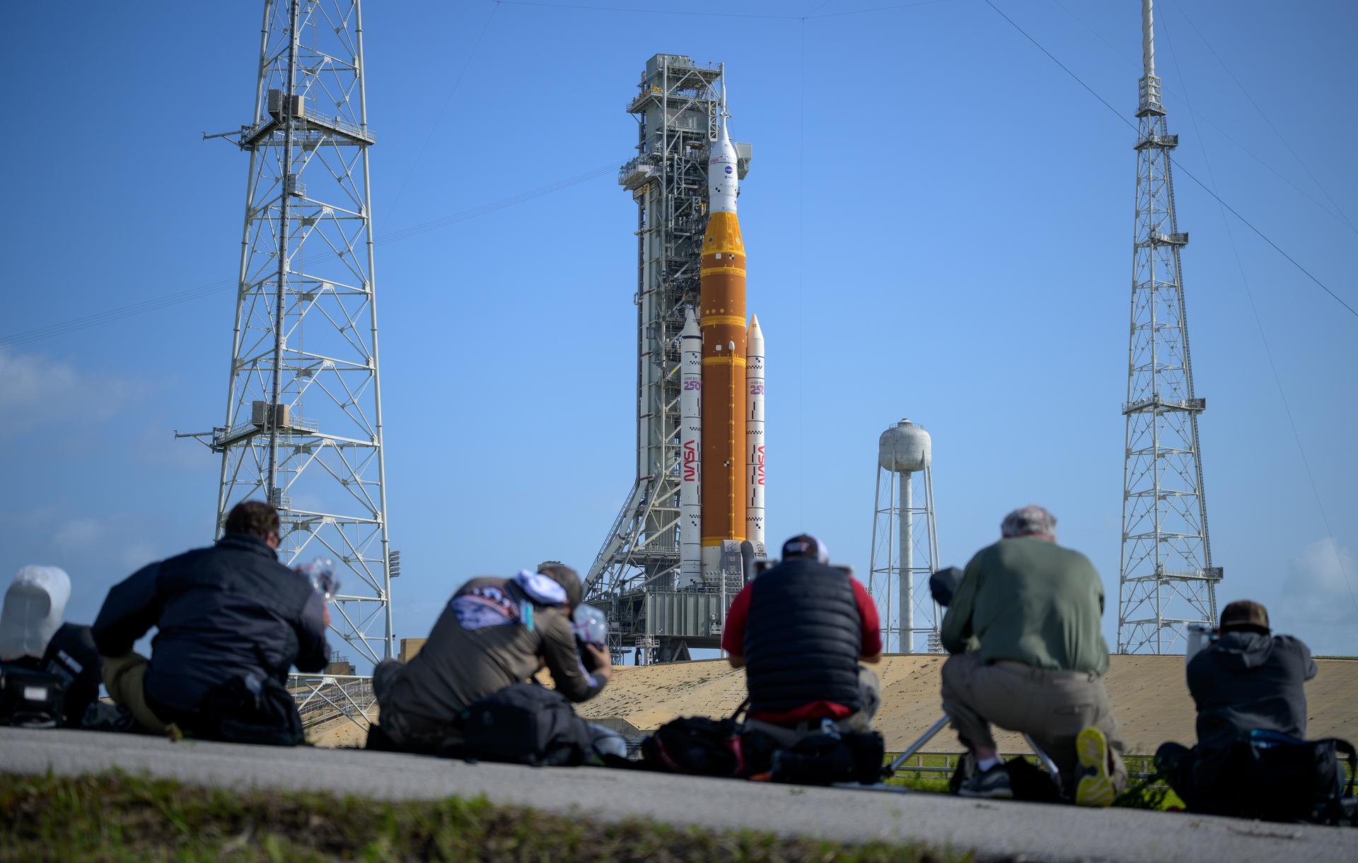 Contrar Ceasului: Numărătoarea Inversă pentru Zborul Artemis II a Început Centrul Spațial Kennedy din Florida este scena pregătirilor finale pentru Artemis II, primul zbor cu echipaj uman al sistemului de lansare spațială (SLS) al NASA și al navei spațiale Orion