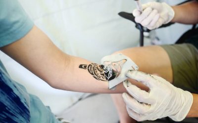 Tatuajele, scut anti-melanom? Un studiu aruncă bomba pe piața de cosmetică