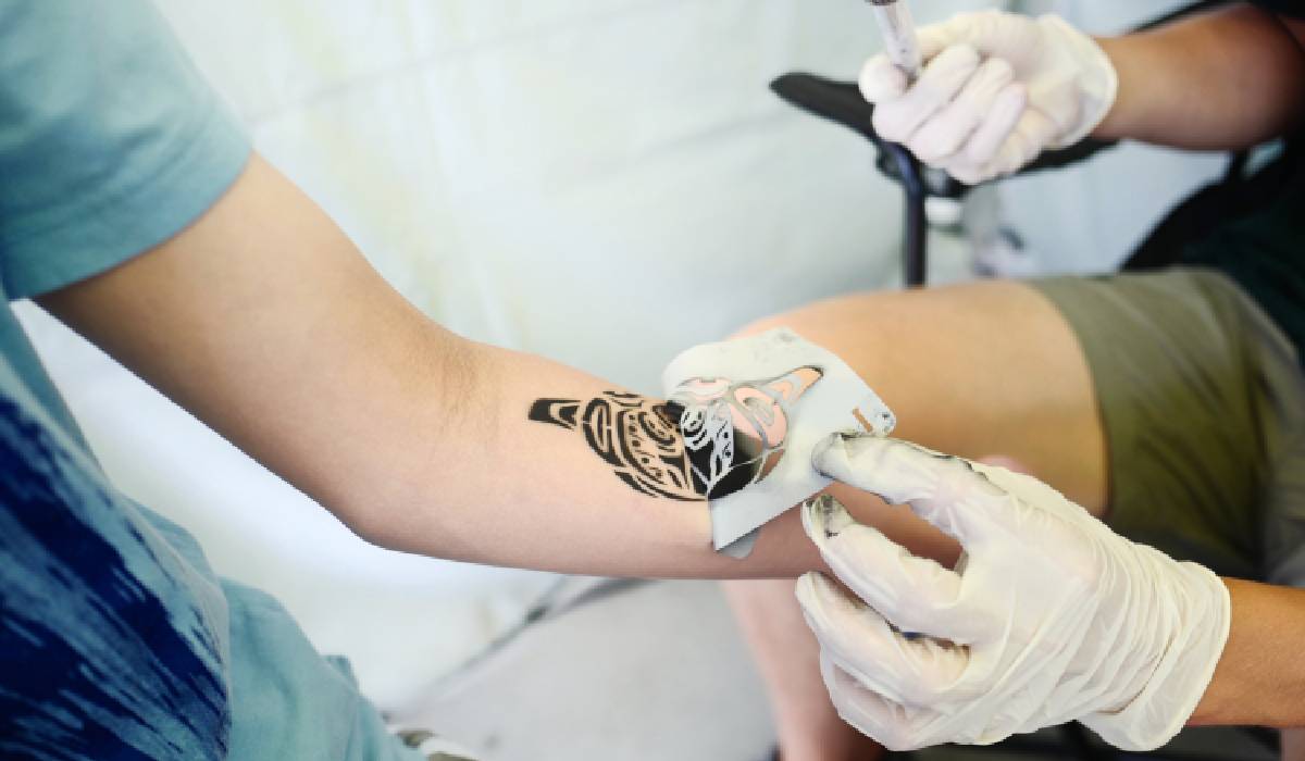 Tatuajele, scut anti-melanom? Un studiu aruncă bomba pe piața de cosmetică