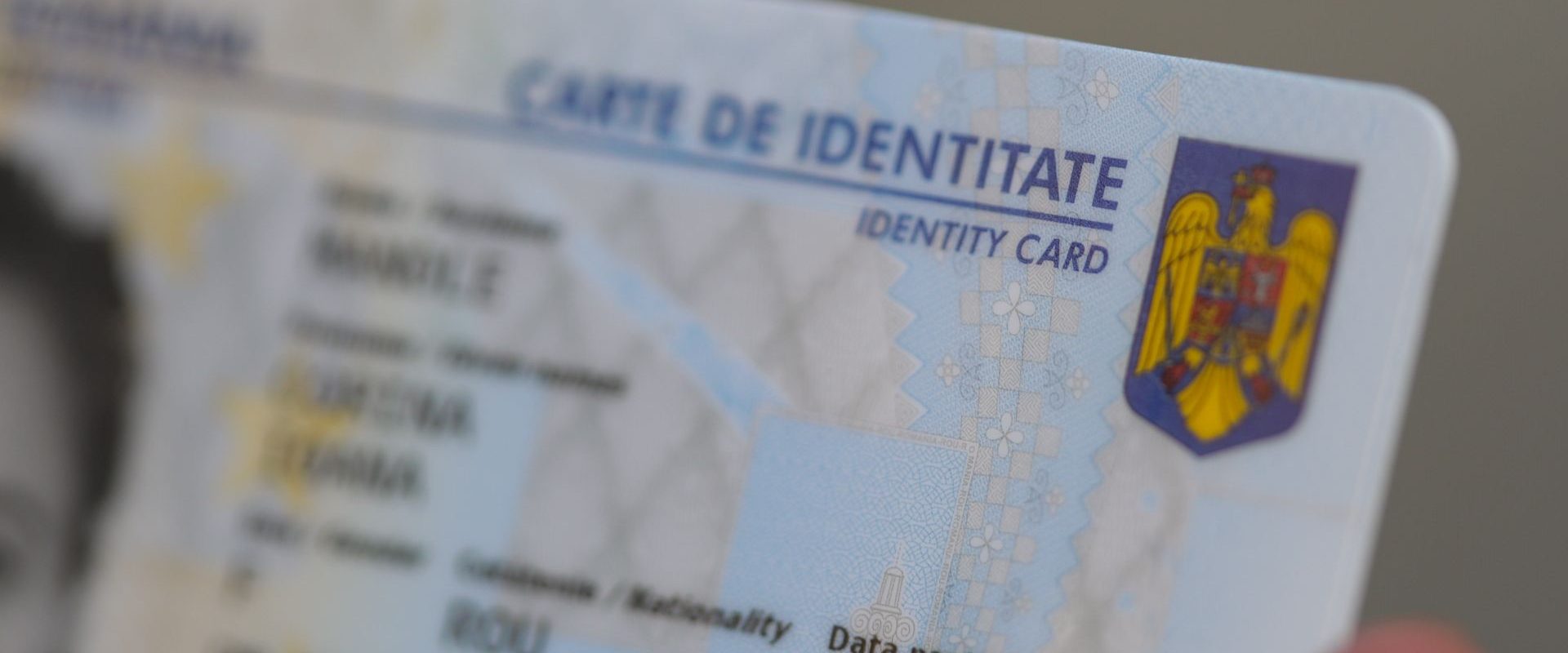 Problemă cu buletinele electronice: Statul zice „mai mare ironia”