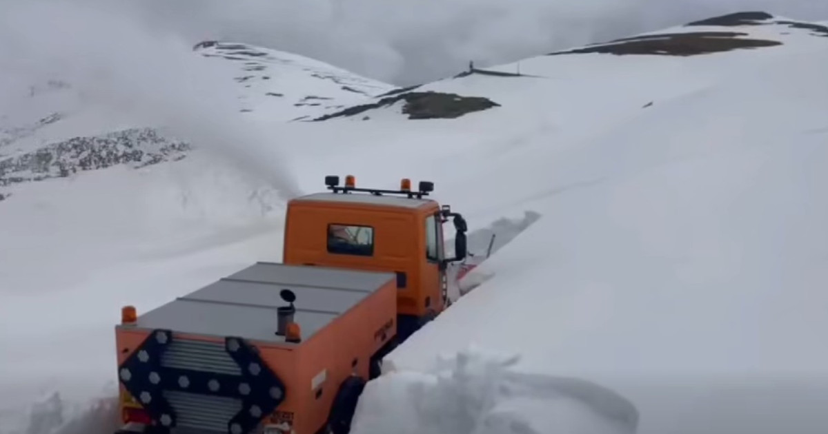 Zăpadă uriașă pe Transalpina: Drumul rămâne închis