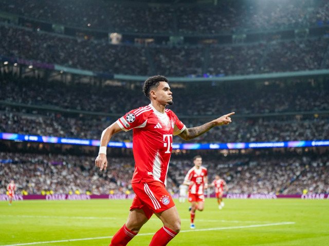 LUIS Diaz, vizibil afectat după înfrângerea lui Real Madrid în fața lui Bayern München Jucătorul de fotbal LUIS Diaz a fost văzut afișând o atitudine de dezamăgire pronunțată după ce echipa sa, Real Madrid, a suferit o înfrângere cu scorul de 2-1 în fața lui Bayern München, pe stadionul Santiago Bernabeu