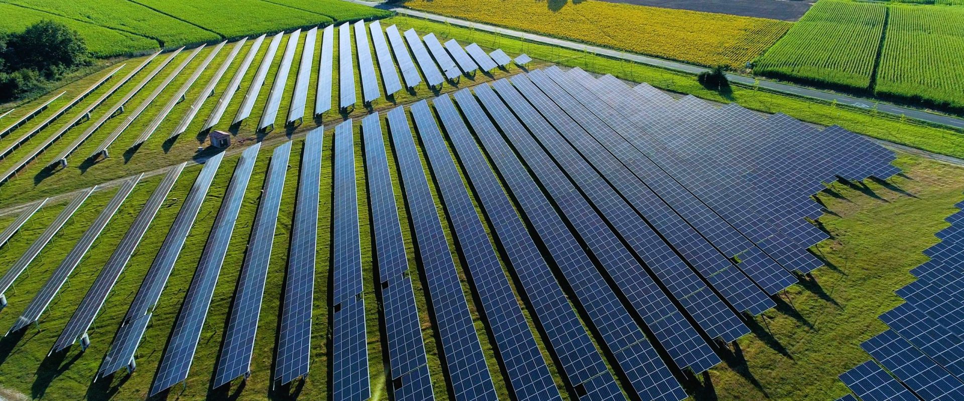 Orașul uitat din România face pasul spre viitor: Panouri solare pentru străzi