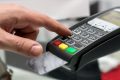 Plata doar cu cardul: Numerarul dispare, restaurantele refuză cash