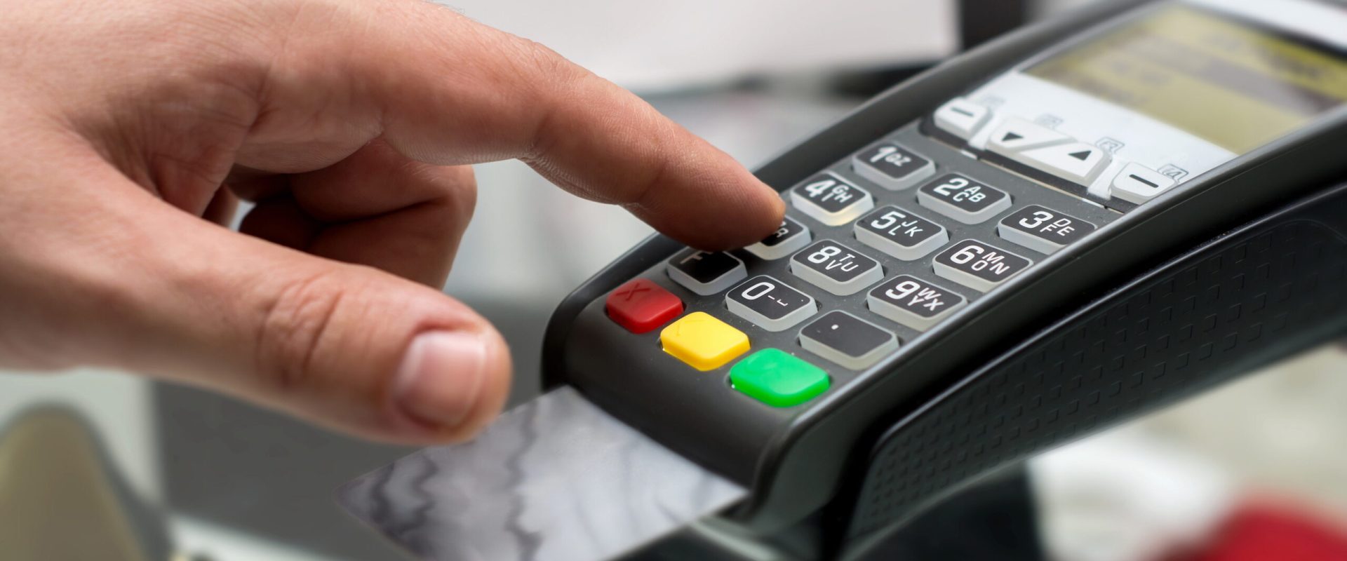 Plata doar cu cardul: Numerarul dispare, restaurantele refuză cash