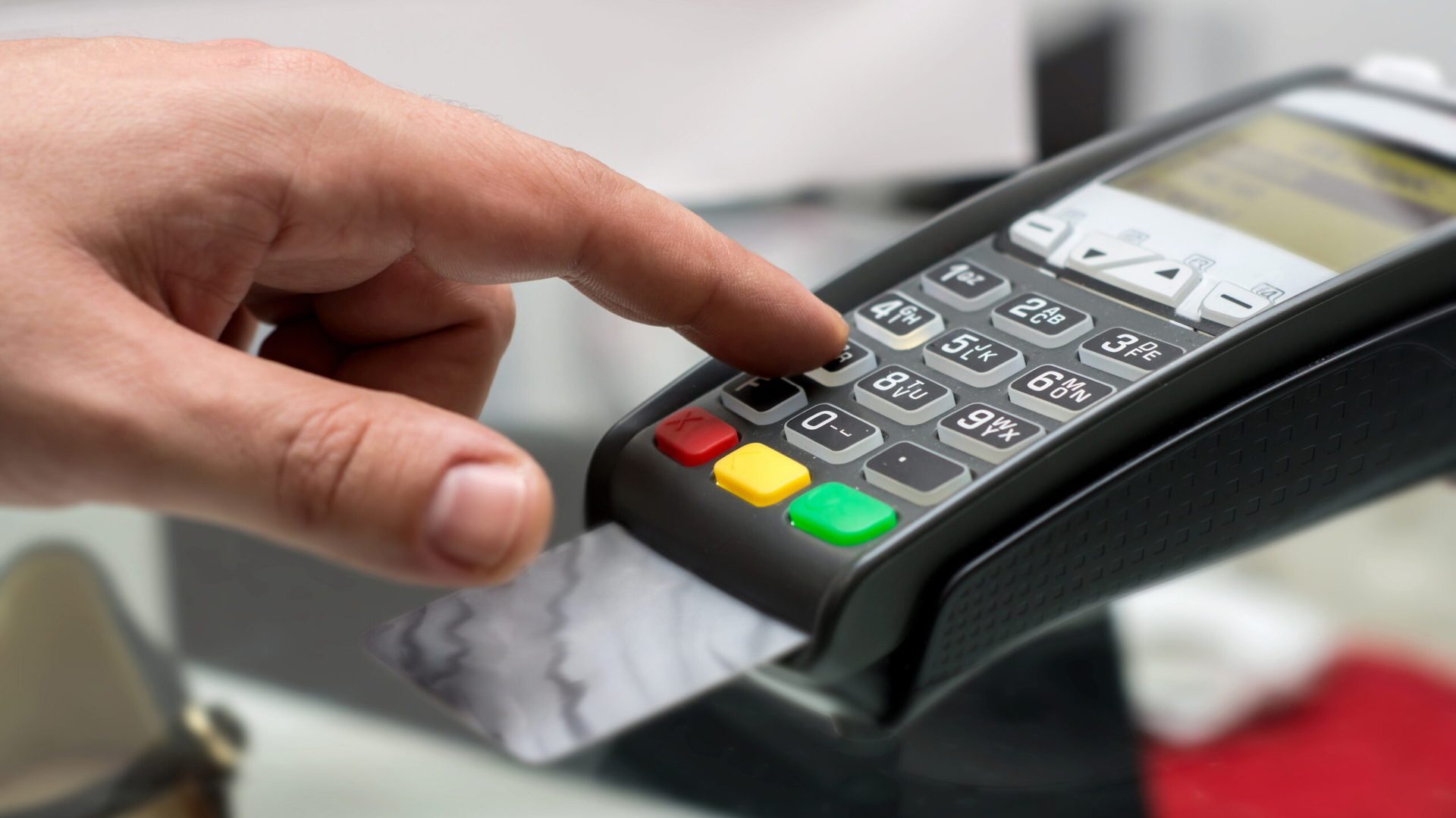 Plata doar cu cardul: Numerarul dispare, restaurantele refuză cash