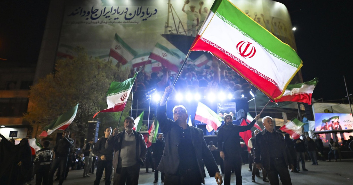 Mii de iranieni au format lanțuri umane în fața centralelor electrice și pe poduri, ca protest față de amenințările președintelui american Donald Trump