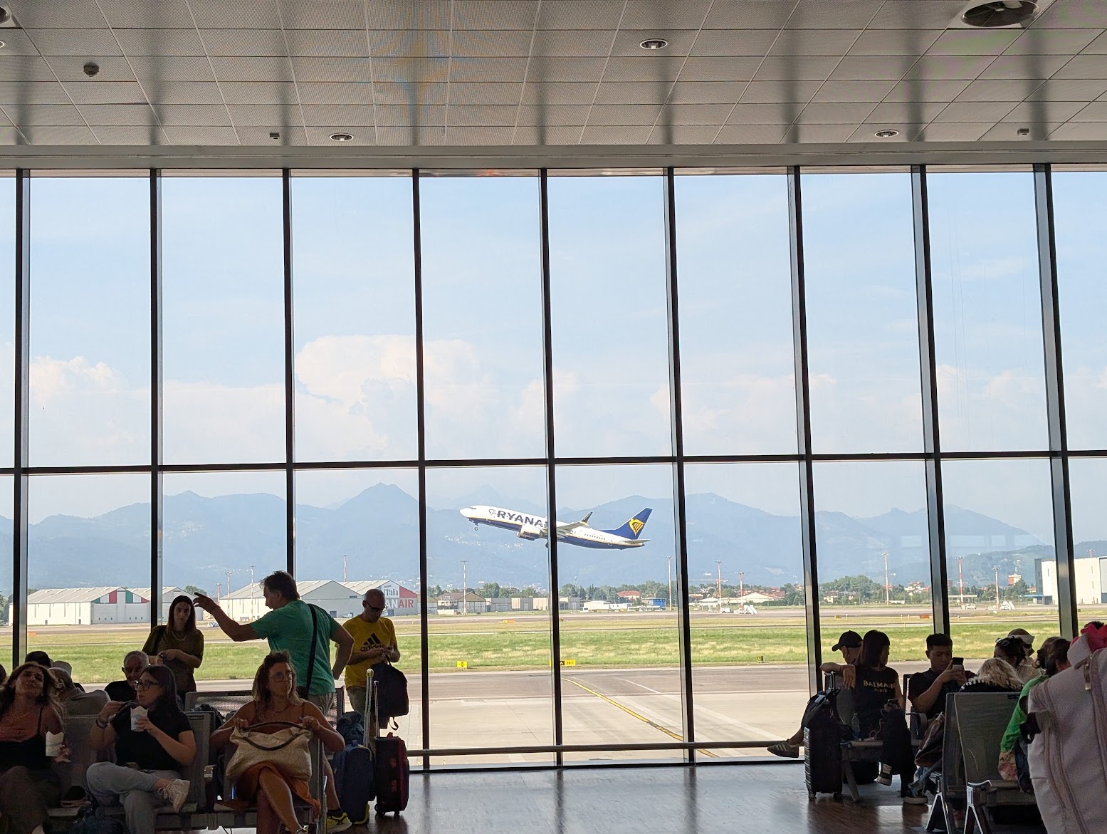 UE pregătește planul de criză: Penurie de combustibil pentru avioane, din cauza Iranului