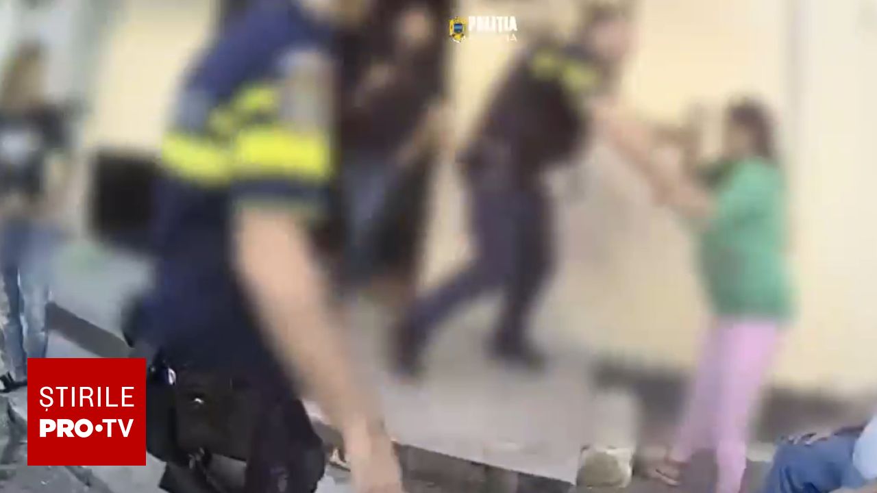 Petrecere în fața blocului, oprită de polițiști, în Sectorul 4. Agenții au dat cu sprayul și au scos pistoalele