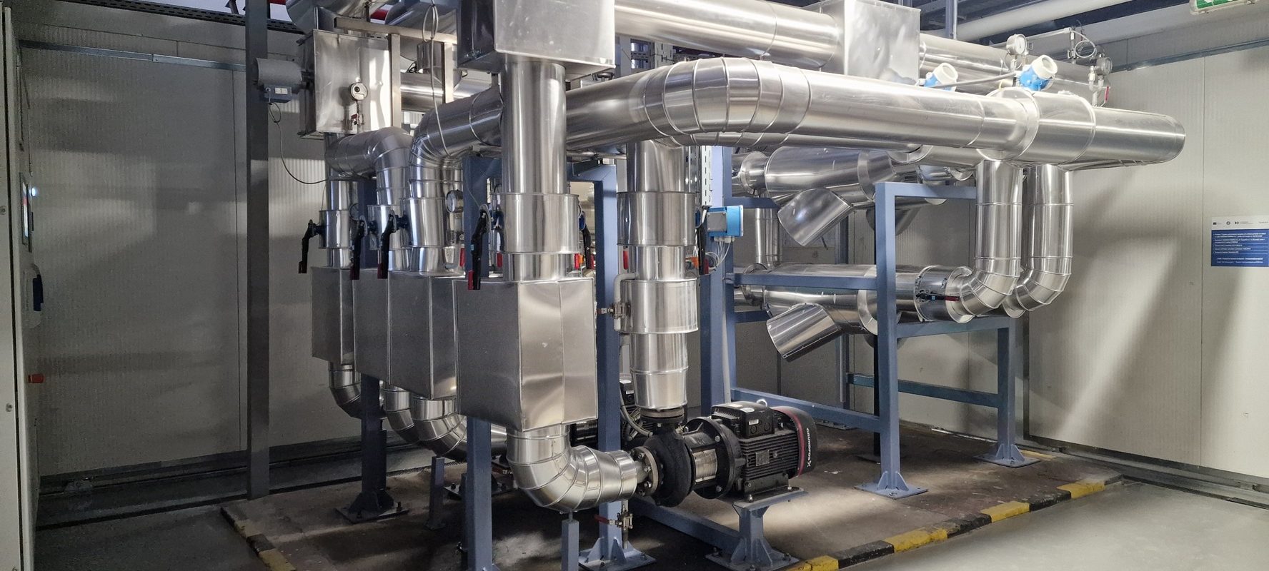 HEINEKEN România investește masiv în tehnologii verzi la fabricile din Craiova și Ungheni București, România – Producătorul de bere HEINEKEN România continuă eforturile de reducere a amprentei de carbon și de optimizare a consumului de energie, finalizând o investiție majoră în tehnologii moderne la fabricile sale din Craiova și Ungheni (județul Mureș)