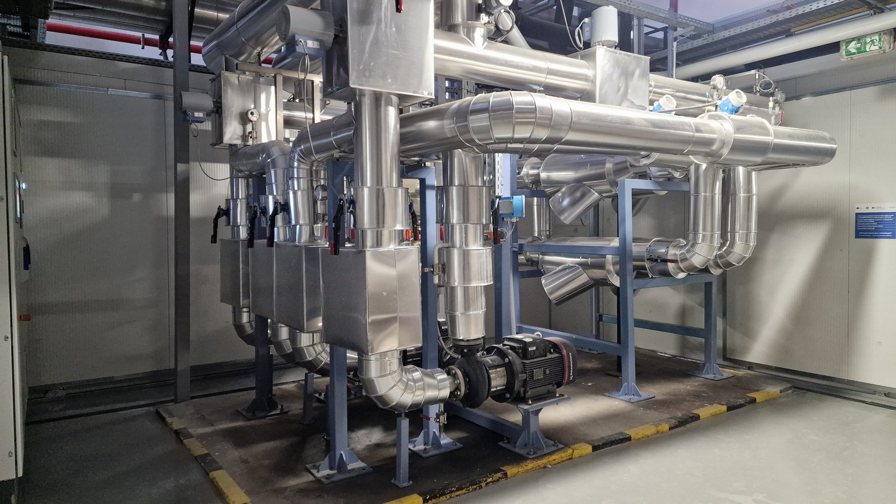 HEINEKEN România investește masiv în tehnologii verzi la fabricile din Craiova și Ungheni București, România – Producătorul de bere HEINEKEN România continuă eforturile de reducere a amprentei de carbon și de optimizare a consumului de energie, finalizând o investiție majoră în tehnologii moderne la fabricile sale din Craiova și Ungheni (județul Mureș)