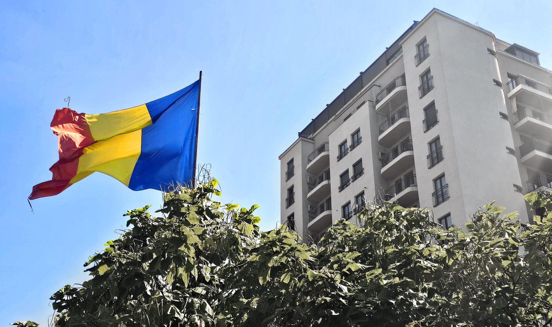 Piața imobiliară încetinește, dar prețurile cresc Începutul de an 2026 aduce semne clare de răcire pe piața imobiliară din România, cu o scădere a tranzacțiilor și o abordare mai precaută din partea cumpărătorilor