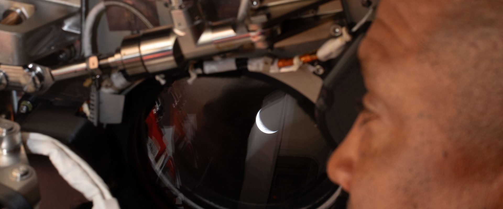 Astronauții misiunii Artemis II au încheiat cu succes zborul istoric în jurul Lunii și se întorc pe Pământ, după un periplu memorabil ce a inclus priveliști spectaculoase și momente emoționante