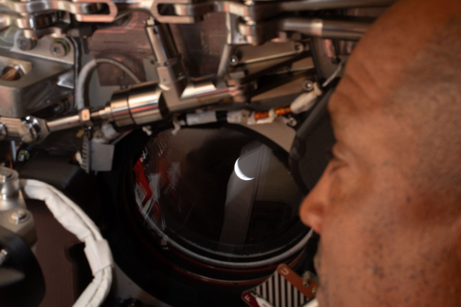 Astronauții misiunii Artemis II au încheiat cu succes zborul istoric în jurul Lunii și se întorc pe Pământ, după un periplu memorabil ce a inclus priveliști spectaculoase și momente emoționante