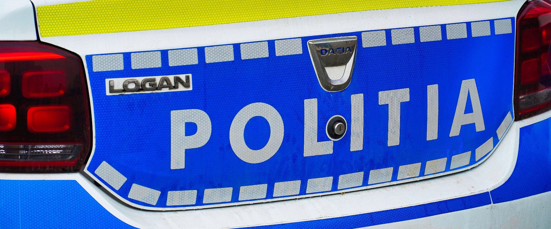 Polițist și jandarm, răniți într-o autospecială