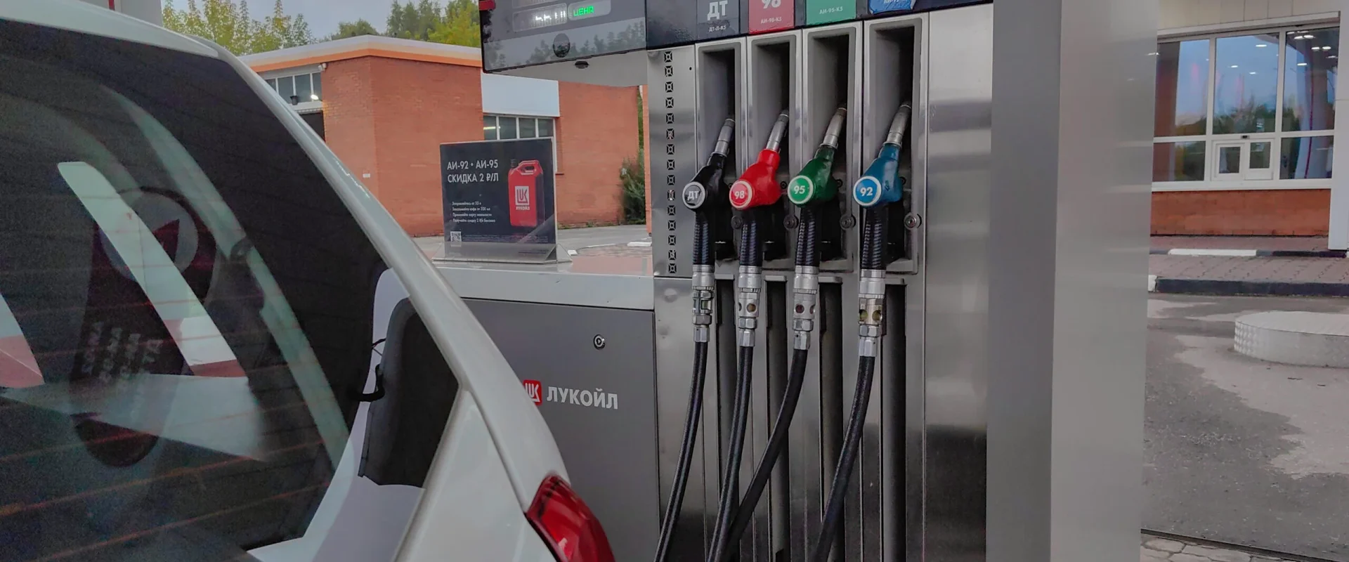 Ieftinirea carburanților, o iluzie? Negrescu: „Fotografie de moment”, nu bucurie