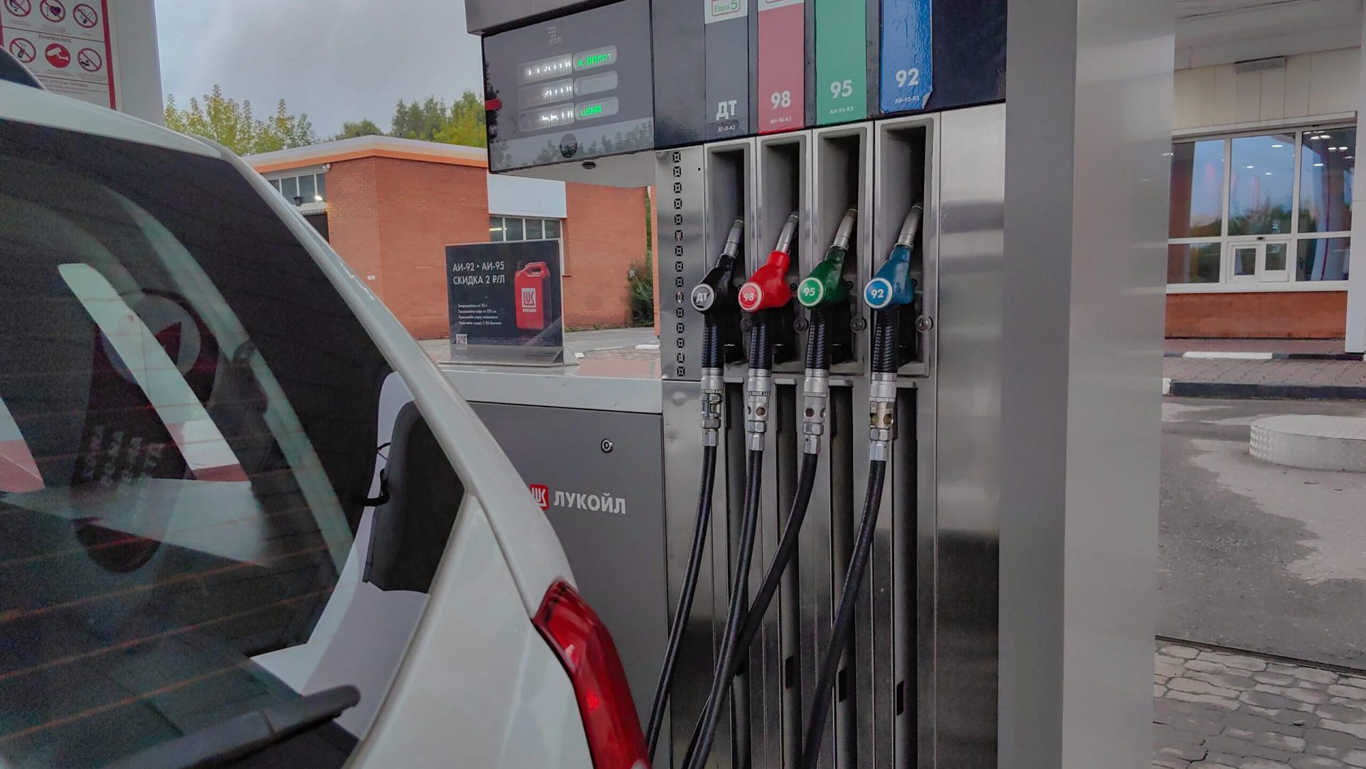 Ieftinirea carburanților, o iluzie? Negrescu: „Fotografie de moment”, nu bucurie