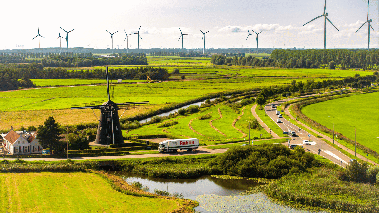 Scumpirea carburanților pune presiune pe logistică, dar impactul asupra prețurilor la raft rămâne limitat București – Piața carburanților din România se confruntă cu o nouă perioadă de stres, pe fondul tensiunilor din jurul Iranului și a riscurilor privind traficul prin Strâmtoarea Ormuz