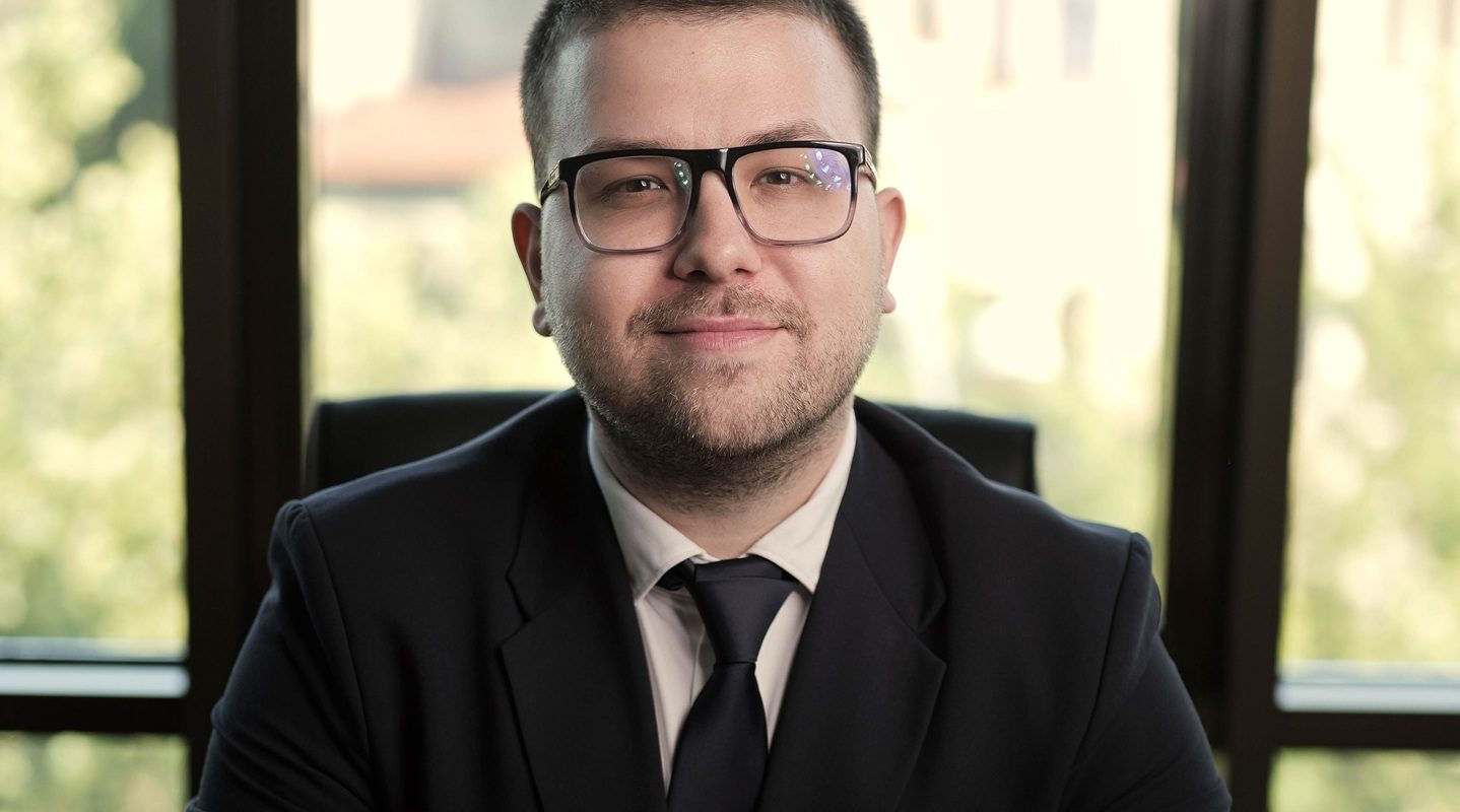 Aurul, refugiu sigur în vremuri de criză? Opinii pro și contra
