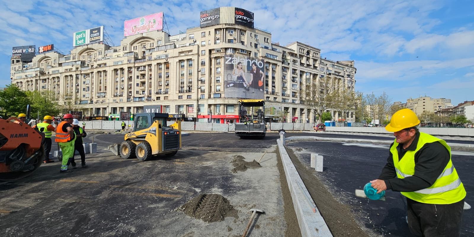 Unirii revine la viață: Muncitorii refac zona Hanului lui Manuc