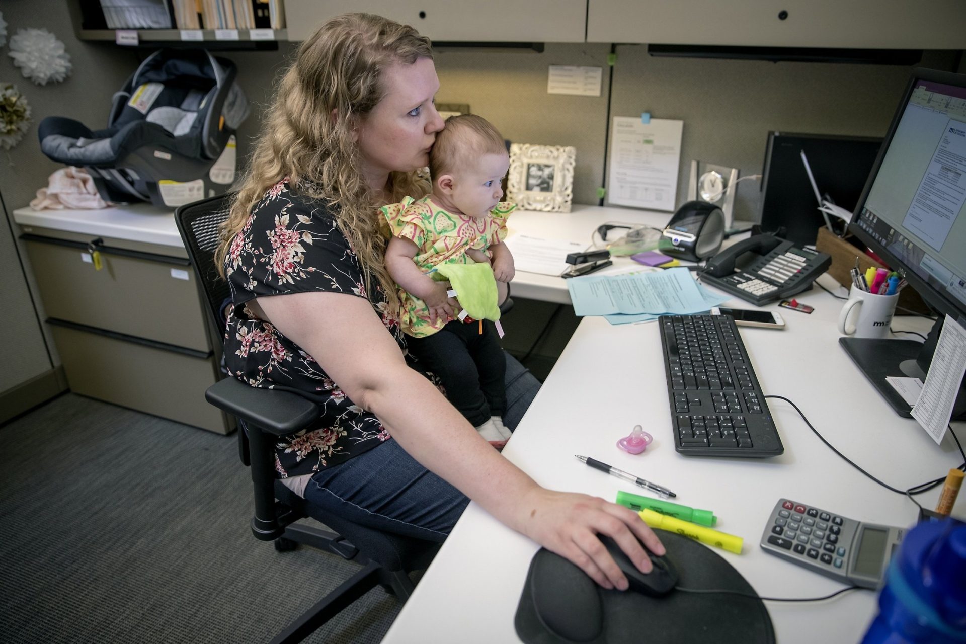 Revenirea la muncă după concediul parental: Ce trebuie să știi Revenirea la muncă după concediul de creștere a copilului implică respectarea unor termene și a unor drepturi specifice, conform legislației românești