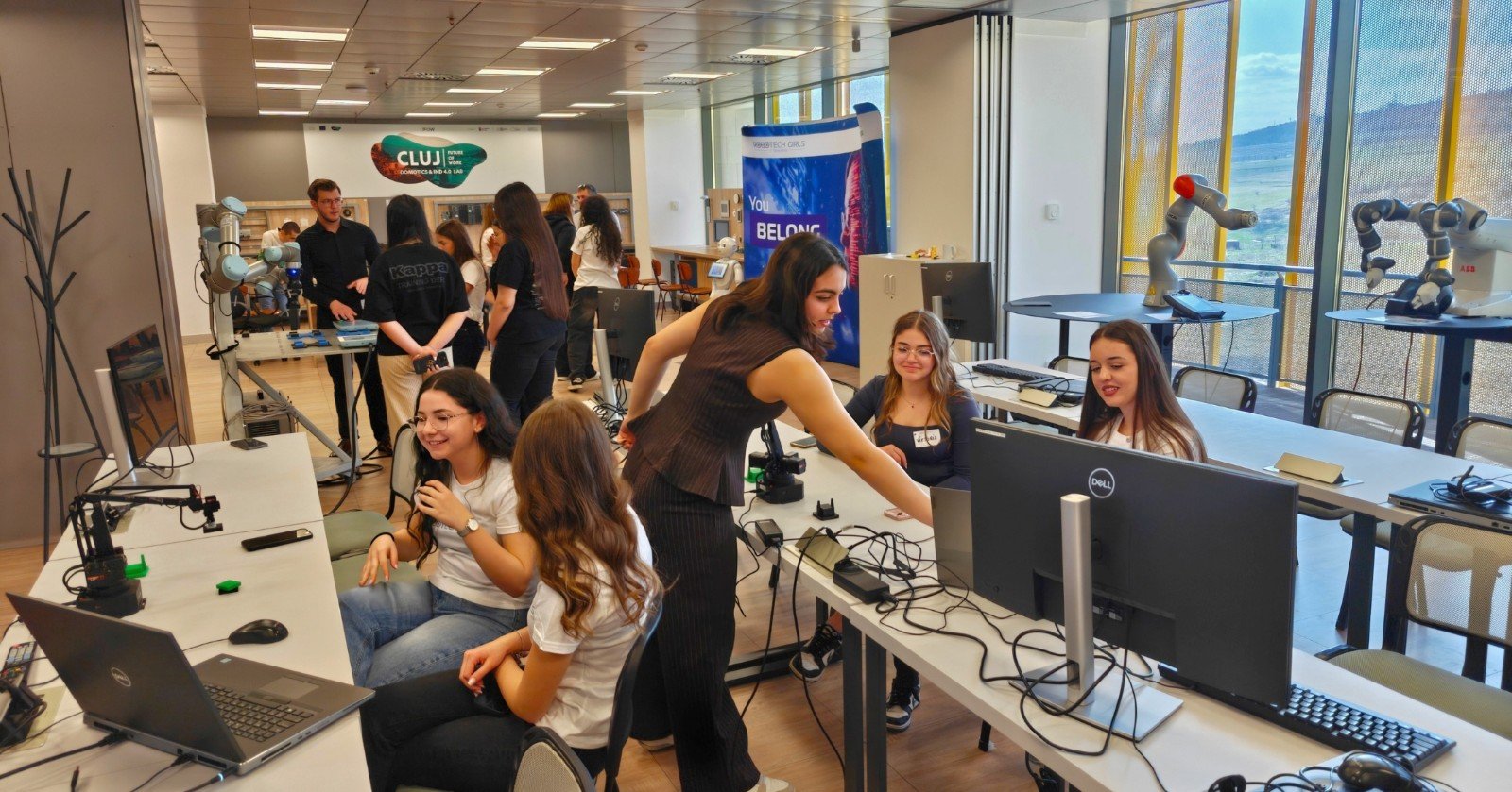 Agenția de Dezvoltare Regională Nord-Vest a lansat un program pilot pentru eleve de gimnaziu și liceu, cu scopul de a stimula interesul pentru domeniile tehnice și digitale