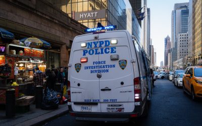 Atac cu maceta în NY: Trei răniți, agresorul împușcat de polițiști