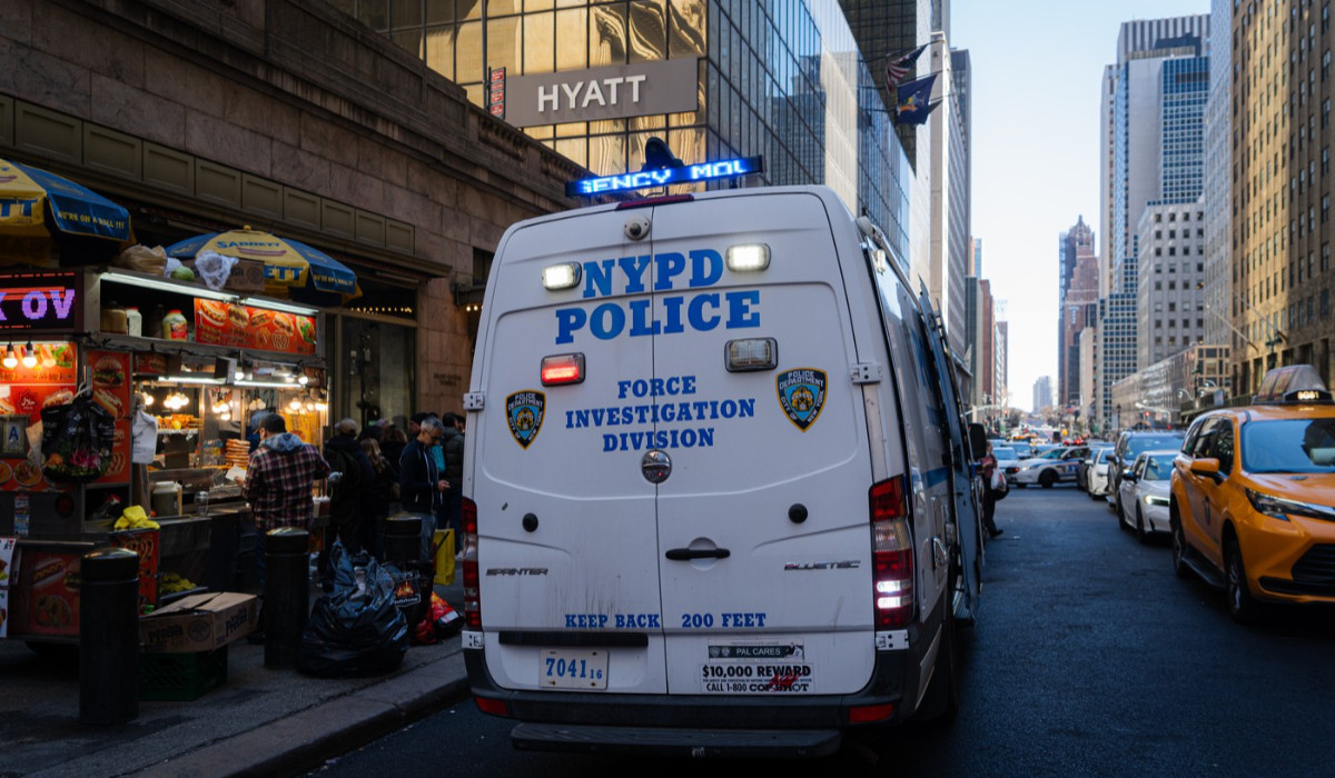 Atac cu maceta în NY: Trei răniți, agresorul împușcat de polițiști