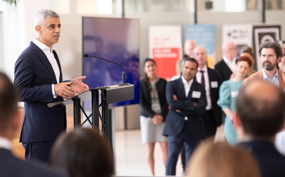 O geantă cu arme uitată de poliție, în apropierea locuinței primarului din Londra, SADIQ KHAN, a declanșat o anchetă și a generat îngrijorări serioase legate de securitate, conform informațiilor publicate de MEDIAFAX